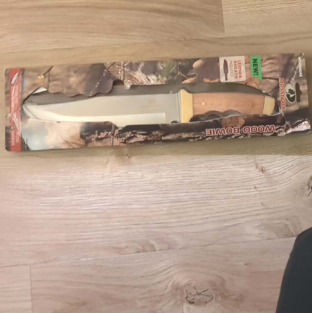 Mossy Oak Bowie Knife with Tan and Silver Blade